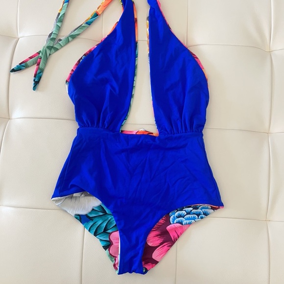 Backless One piece - Picture 6 of 8